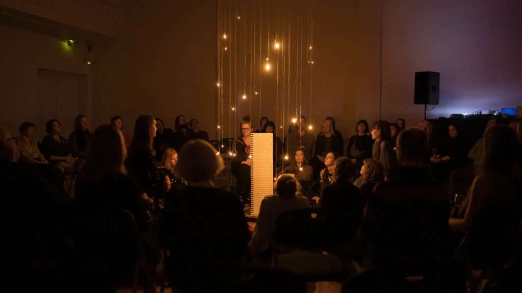 Seekordses TANTSUKUUKIRJAS: Sisukat lugemist,ETTL Foto raamatuesitluselt 12. detsembril 2025 STÜ 20. juubelipidustustel Sõltumatu Tantsu Laval.Autor: Kris Moor
